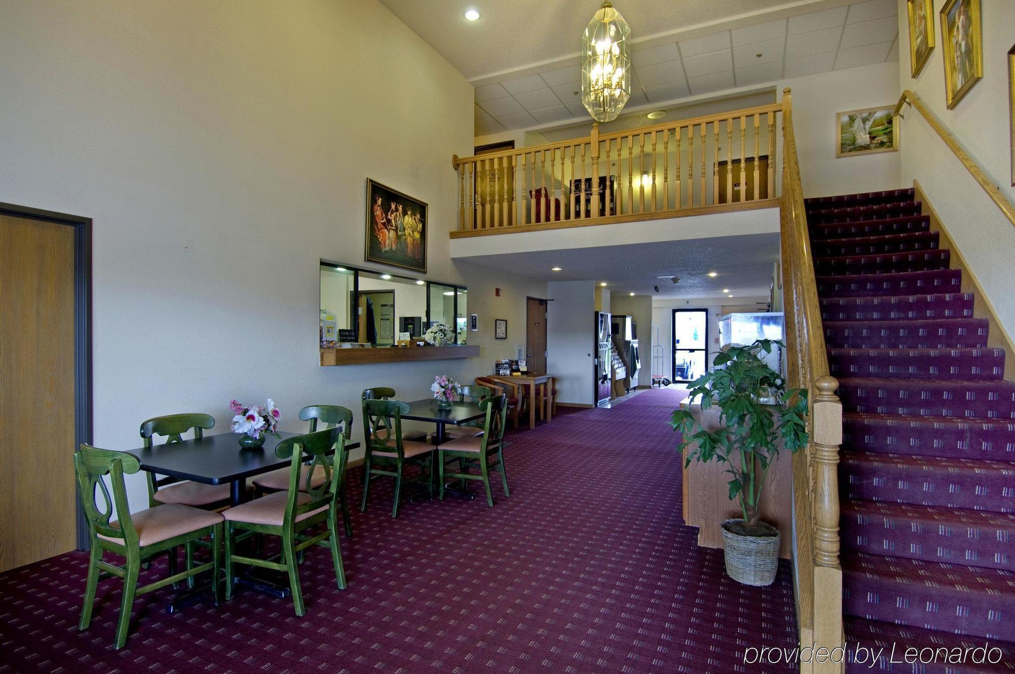 Quality Inn Стритсборо Интерьер фото